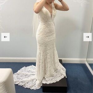 Elegant White Lace Wedding Gown